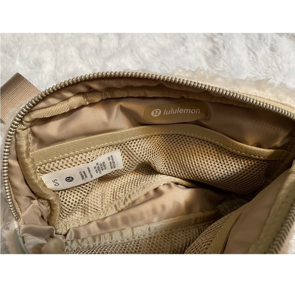 LULULEMON Everywhere Belt Bag Crossbody Fanny Pack Slim FLEECE SHERPA Ivory NEW - Picture 5 of 5